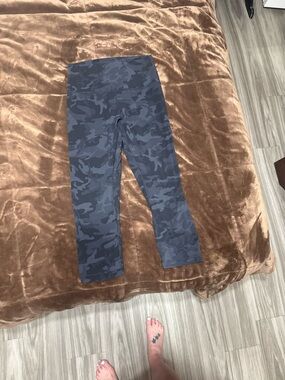 Woman’s size 8  Dark Gray Camo Cropped Leggings